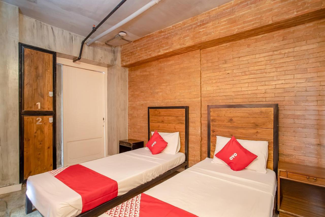Oyo 821 Connector Hostel Макати Экстерьер фото